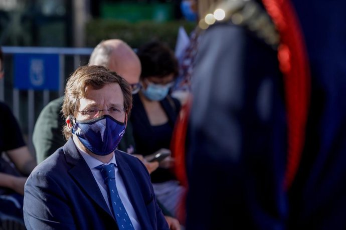 El alcalde de Madrid, José Luis Martínez-Almeida, asiste al acto de homenaje a los diez bomberos fallecidos en el incendio de los Almacenes Arias