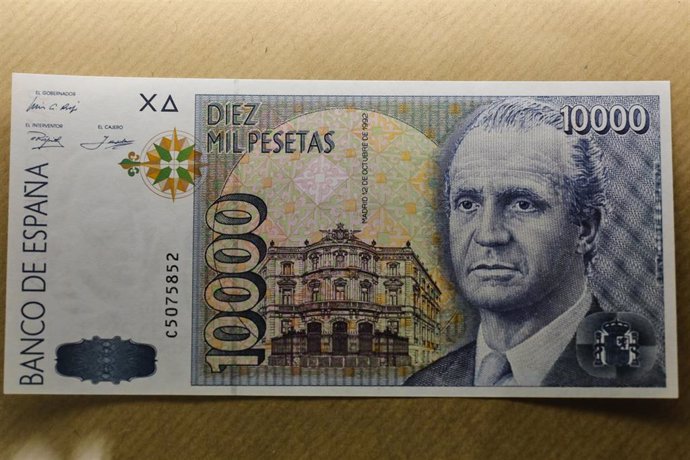 Billete de 10000 pesetas con el rostro del Rey emérito Juan Carlos I en la Filatelia-Numismática H.Sanza, en Madrid (España) a 7 de agosto de 2020. 