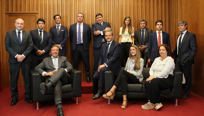 De izquierda a derecha y de arriba abajo: Enrique Aparicio, Javier Diaz, Álvaro Rodríguez, Nick Smith, Luis Padrón, Blanca Núñez, Juan Pérez, Diego Gonzalo, Álvaro Arístegui. Sentados: Nick Henderson, Cesar Sánchez-Grande, Beatriz Pérez, Almudena Zayas.