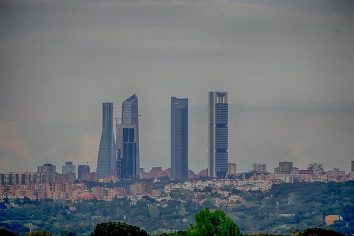 Panorámica de Madrid tomada desde la Casa de Campo, en las cercanías de Pozuelo de Alarcón (Comunidad de Madrid / España) a 18 de abril de 2020. La contaminación por dióxido de nitrógeno (NO2), el contaminante más importante de la capital, ha descendido