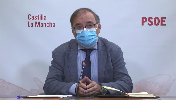 El presidente del Grupo Parlamentario Socialista en las Cortes de C-LM, Fernando Mora, en rueda de prensa