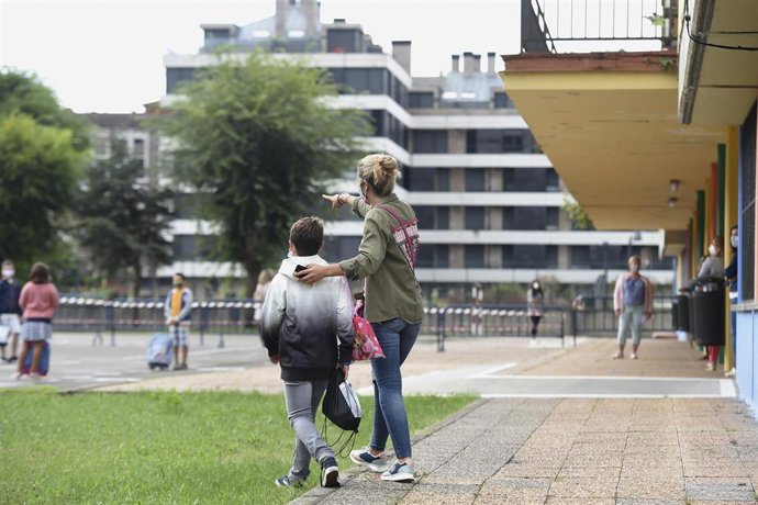 Una madre con su hijo en las inmediaciones del CEIPMacías Picavea en el primer día del curso escolar 2020-2021, en Santoña (Cantabria).