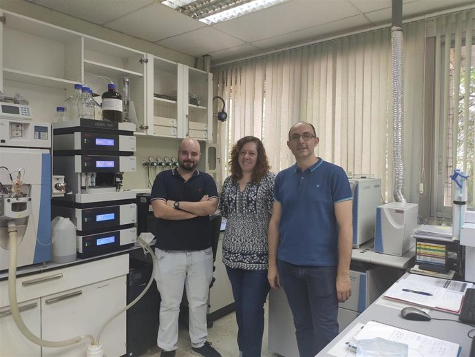 Los investigadores del grupo de Alimentación y Salud del Centro IFAPA Alameda del Obispo de Córdoba José Luis Ordóñez, Gema Pereira y José Manuel Moreno-Rojas