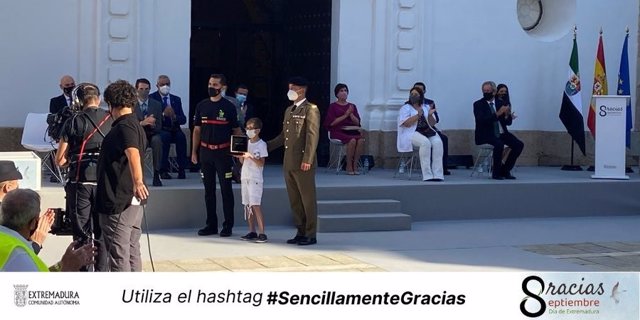 Momento de la entrega de la Medalla de Extremadura 2020 a los niños y niñas de la comunidad