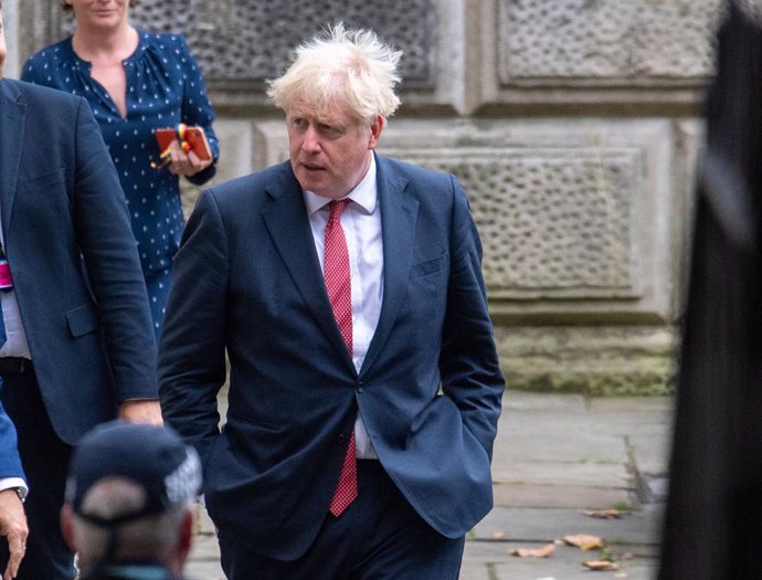 Boris Johnson surt de la seu del Ministeri d'Exteriors a Londres