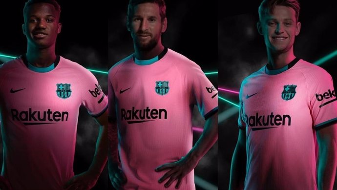 Ansu Fati, Leo Messi y Frenkie De Jong, con la tercera equipación del FC Barcelona para la temporada 2020/21