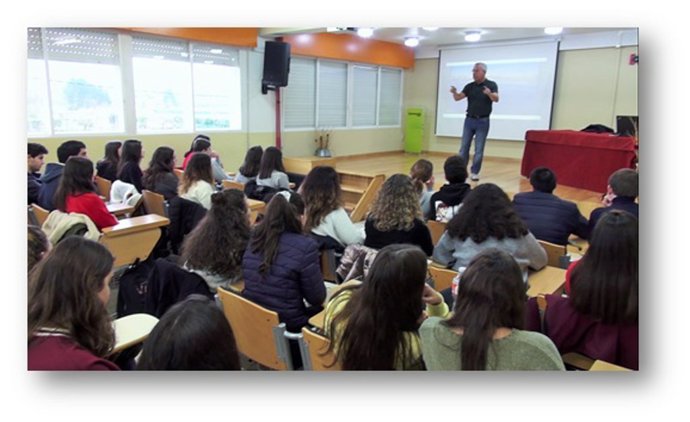 El promotor de la plataforma 'Canarias, 1500 Km de Costa', Sebastián Quintana, en una charla sobre prevención de ahogamientos en un centro educativo