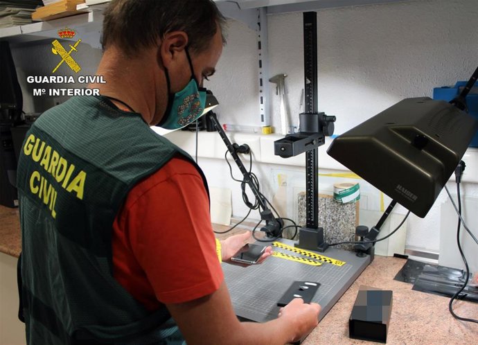 Un agente manipula el móvil cuyo robo se había simulado