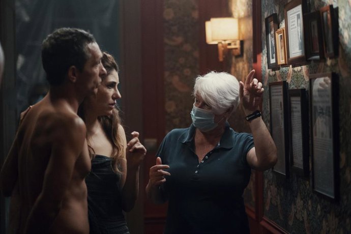 La directora Mar Targarona durante el rodaje de su película 'Dos'