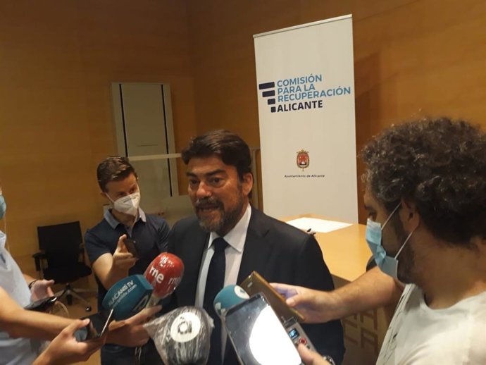 Luis Barcala atiende a los medios, imagen de archivo.