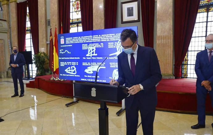 José Ballesta suscribe con los colegios oficiales de Ingenieros de Montes, Arquitectos, Ingenieros Agrónomos, Biólogos e Ingenieros Técnicos Forestales el convenio para el desarrollo de esta Estrategia