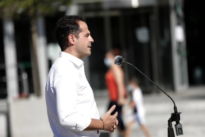 El vicepresidente, consejero de Deportes, Transparencia y portavoz del Gobierno de la Comunidad de Madrid, Ignacio Aguado, realiza unas declaraciones en el marco de su visita al dispositivo para la realización de un estudio de seroprevalencia en Arroyom