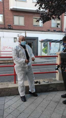 Uno de los agentes que intervinieron con el equipo de protección frente a COVID.