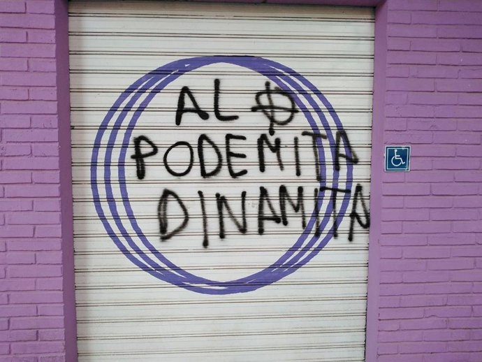 Imagen de la persiana de la sede de Podemos en Cartagena tras el ataque