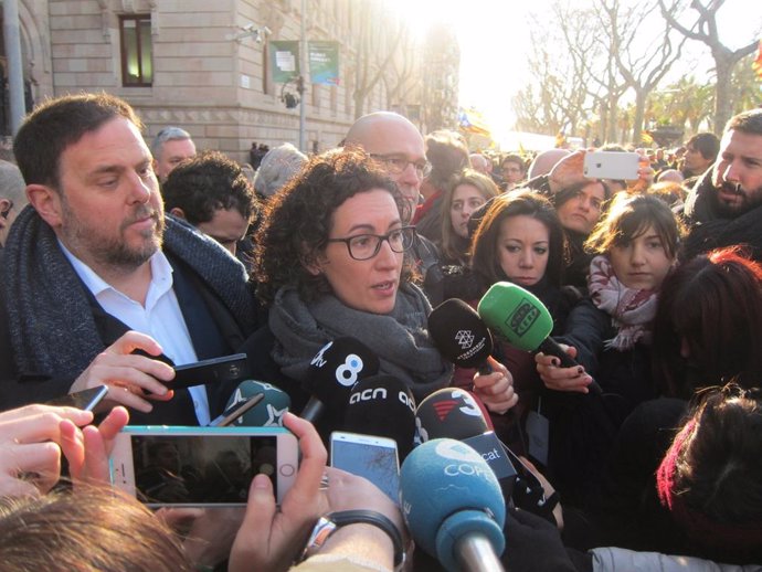 El vicepresidente catalán Oriol Junqueras y Marta Rovira (ERC) en la manifestación por el juicio del 9N