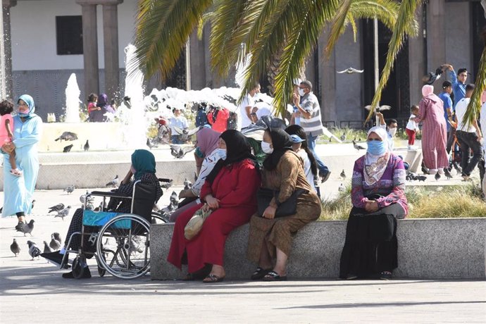 Personas con mascarilla en Casablanca, Marruecos