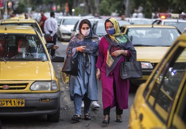 Mujeres con mascarilla en la ciudad iraní de Rasht