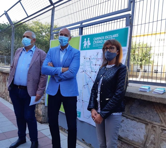 El alcalde de León, José Antonio Diez; el concejal de Movilidad, Deportes y Régimen Interno, Vicente Canuria, y la técnico municipal de Movilidad, Cristina Villalón.