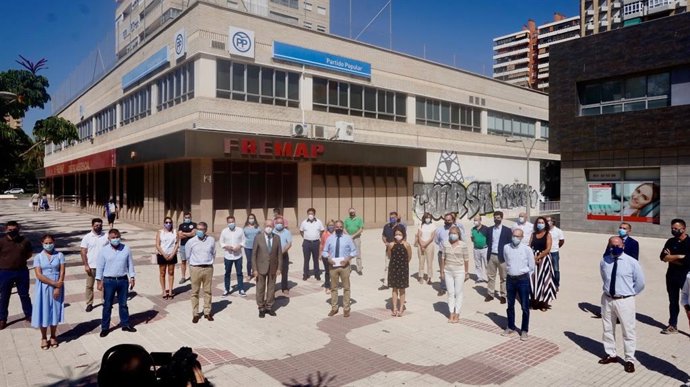 Elías Bendodo junto con alcaldes malagueños del PP