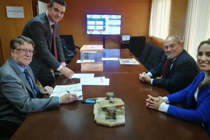 Julián Pérez-Templado (derecha) vocal de la mesa electoral, junto con la magistrada Gema Quintanilla y el presidente de la sala de lo Social, Rubén Jiménez (jubilado en julio) y el secretario Coordinador, Miguel Ángel Soler.