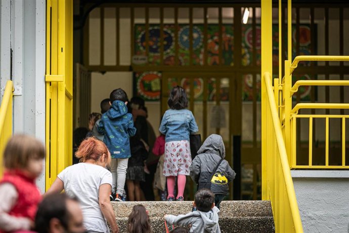 Padres y alumnos a las puertas del  CEIP Umandi en el primer día del curso escolar 2020-2021, en Vitoria-Gasteiz, País Vasco (España), a 7 de septiembre de 2020. 