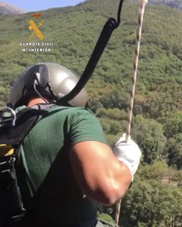 La guardia civil rescata a una mujer que hacía barranquismo en Jerte (Cáceres)
