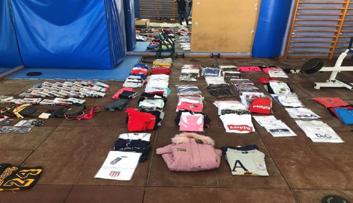Artículos de imitación decomisados por la Policía Local en el mercadillo de Islas Menores (Cartagena)