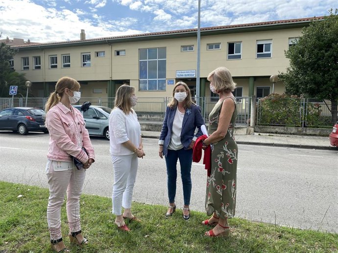 La consejera de Educación, Marina Lombó, acude al CEIP Elena Quiroga para valorar el inicio del curso escolar