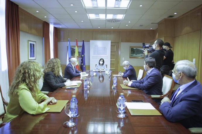 La ministra de Política Territorial y Función Pública, Carolina Darias, preside una reunión con presidentes de las diputaciones provinciales gallegas