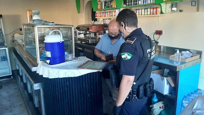 Inspección de la Policía Local de El Ejido a un establecimiento