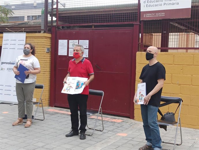Rueda de prensa de la Confederación de AMPA Gonzalo Anaya a las puertas del CEIP Cavite-Isla de Hierro de Valncia