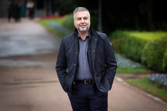 El periodista de Onda Cero y galardonado con el premio por el Mejor programa especial, Carlos Alsina, posa durante el encuentro de los galardonados de los 66 Premios Ondas en el Palacete Albéniz, en Barcelona a 14 de noviembre de 2019.