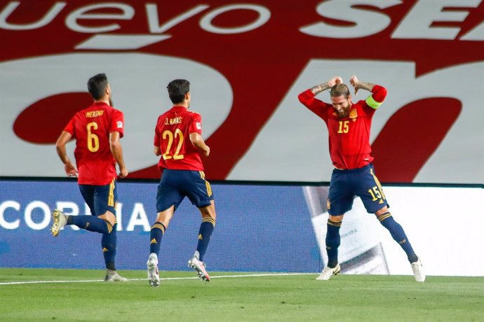 Fútbol/Selección.- Ramos y De Gea, pilares casi fijos de una selección con alter