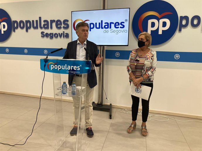 Francisco Vázquez, junto a la senadora y secretaria provincial, Paloma Sanz