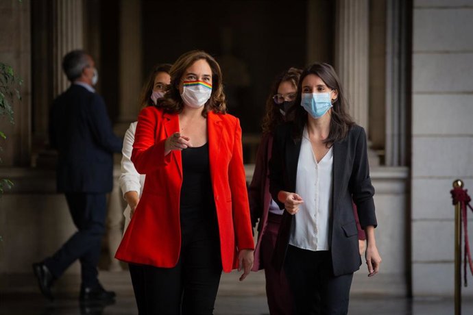 Ada Colau e Irene Montero en el Ayuntamiento de Barcelona