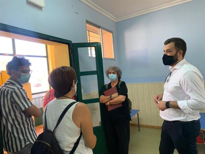 El alcalde visita la guardería de la Mejostilla que se utilizará como aula de infantil del colegio Castra Caecilia