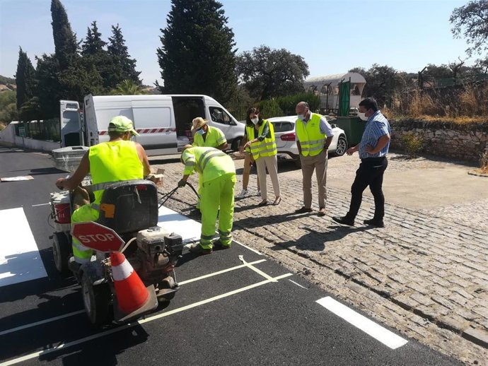 Obras en el firme de la travesía de Almadén de la Plata (Sevilla).