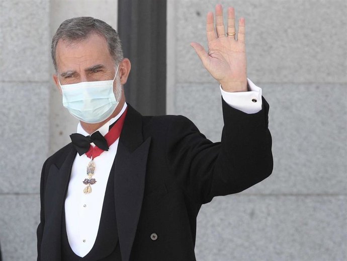 Acompañado del presidente del Tribunal Supremo y del Consejo General del Poder Judicial (CGPJ), Carlos Lesmes (d), el Rey Felipe VI, saluda a su llegada al Palacio de Justicia, en Madrid (España), a 7 de septiembre de 2020.