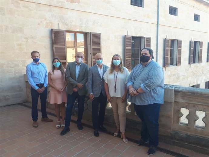 Responsables de la Fundació Mallorca Turisme (FMT) del Consell de Mallorca y los de la entidad organizadora, Essentially Mallorca.