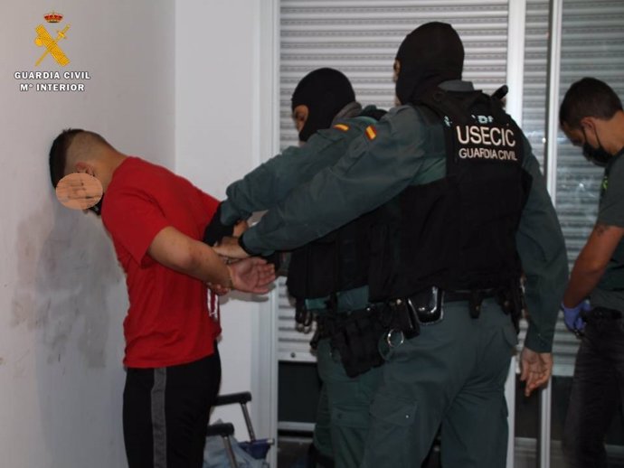 La Guardia Civil detiene a tres personas en una vivienda ocupada en Utebo.