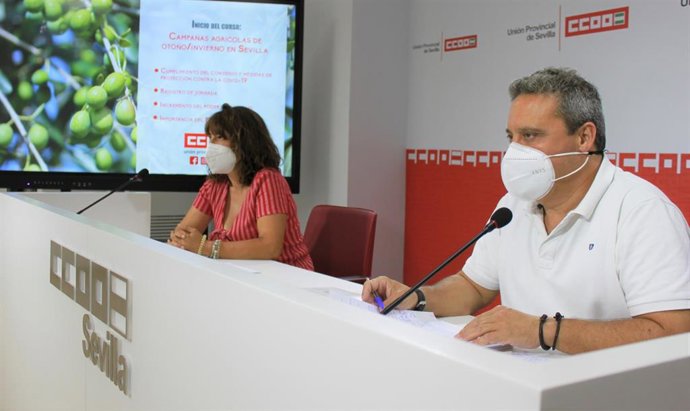 Rueda de prensa del secretario general del Sindicato Provincial de Industria de CCOO de Sevilla, Juan Antonio Caravaca, y la responsable del sector Agrolimentario del Sindicato Provincial de Industria de CCOO de Sevilla, Mónica Vega.