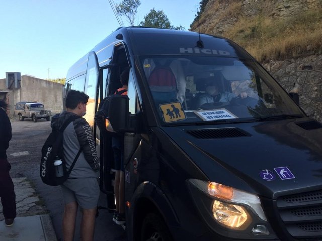 Un alumno usuario del transporte escolar en Ares del Maestrat (Castellón)