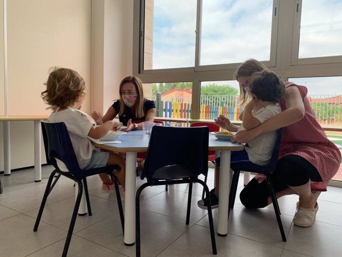 La concejala de Educación y Escuelas Infantiles del Ayuntamiento de Murcia, Belén López, ha visitado la escuela infantil El Lugarico, en El Palmar, en el primer día del curso escolar