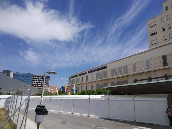 El Hospital General de Alicante y, en primer término, la carpa de acceso al hospital de campaña.