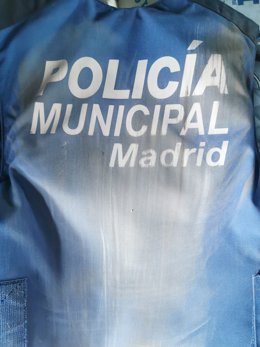 Imagen del chaleco de un agente de la Policía Municipal de Madrid tras ser arrastrado veinticinco metros