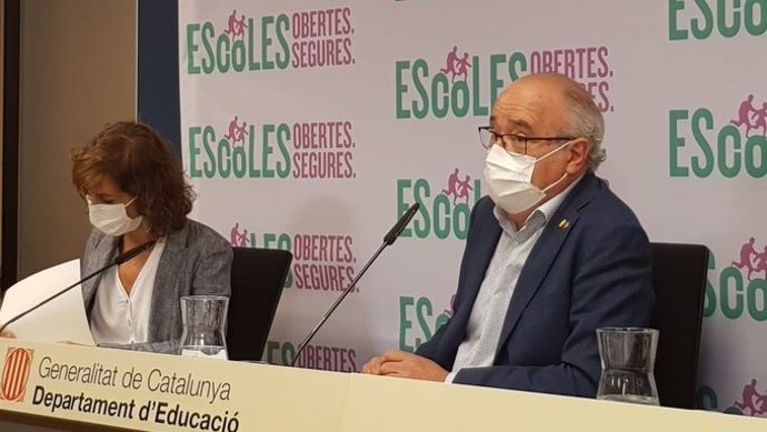 La secretaria de Educación Núria Cuenca y el conseller Josep Bargalló, en rueda de prensa de inicio de curso
