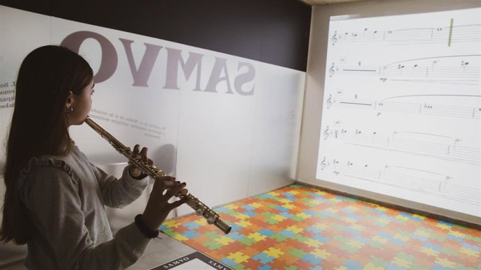 Una alumna de música utiliza uuna pizarra digital