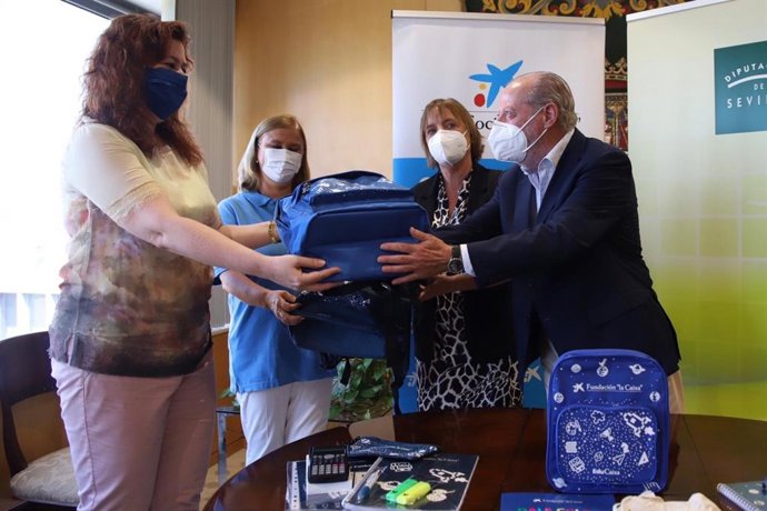 La Diputación de Sevilla y Caixabank renuevan su colaboración para repartir material escolar entre familias en riesgo de exclusión.