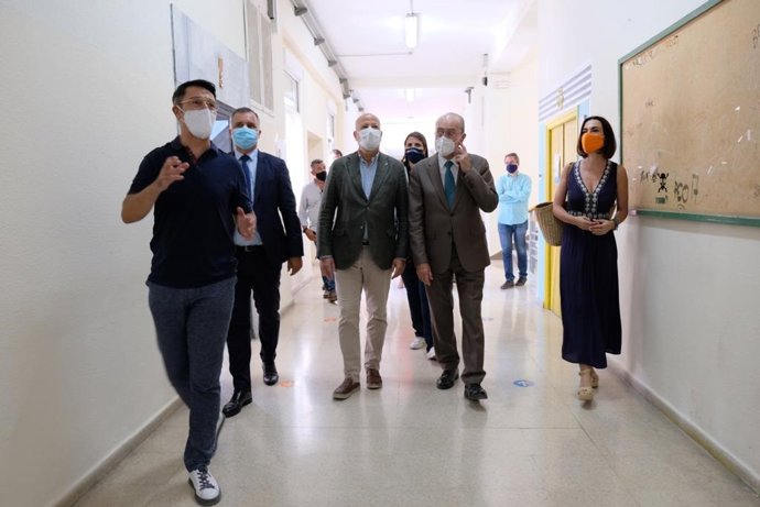 El consejero de Educación de la Junta de Andalucía, Javier Imbroda, en la Escuela de San Telmo de Málaga
