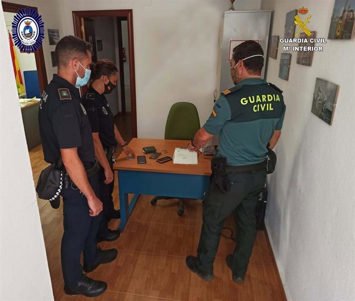 Agente de la Policía Local y Guardia Civil.